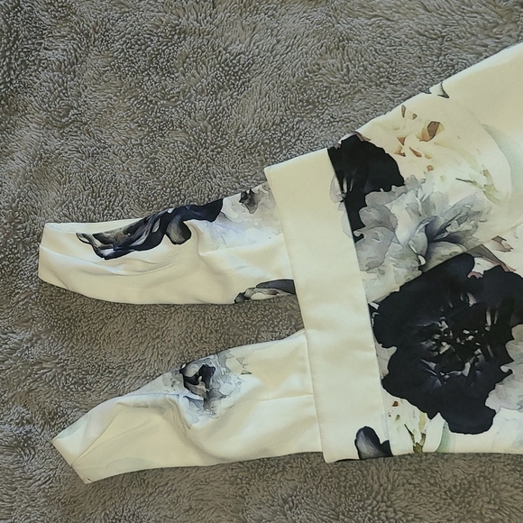 Like New! Tiger Mist Floral Plunge Dress - Picture 6 of 11